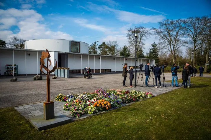 veel mensen nemen afscheid van mies bouwman