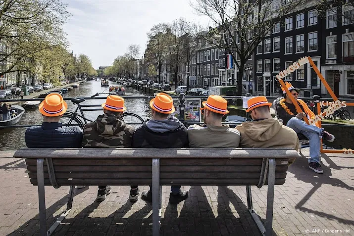 veel mensen vieren koningsdag in grote steden