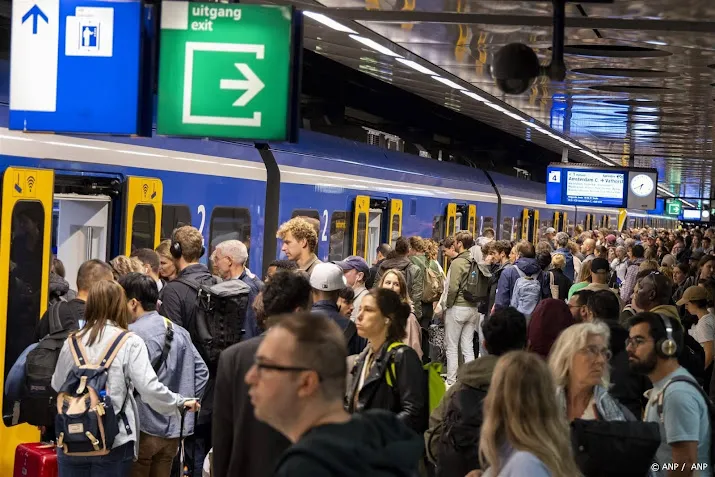 veel minder treinen van en naar schiphol door uitgelopen werk