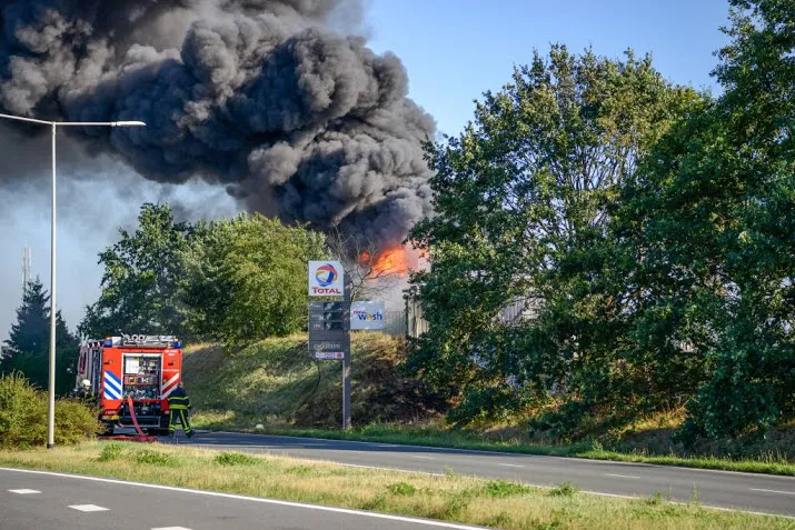 veel rook door brand brabants bedrijf