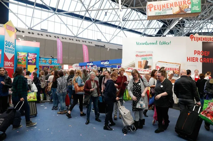 veel stoelyoga en tattoos op 73e huishoudbeurs