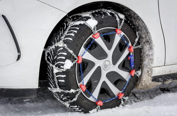 veel wintersporters zonder sneeuwkettingen