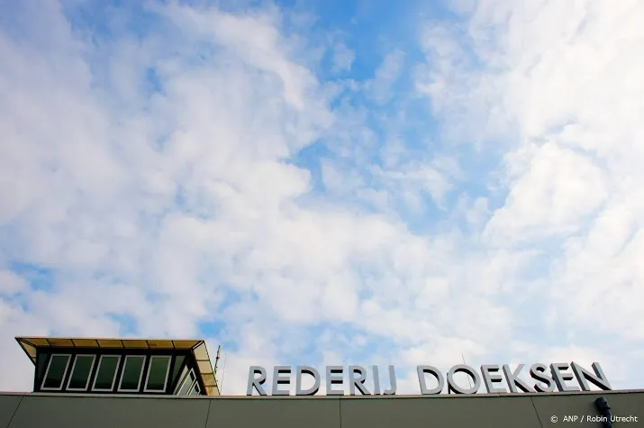 veerboot van rederij doeksen vastgelopen