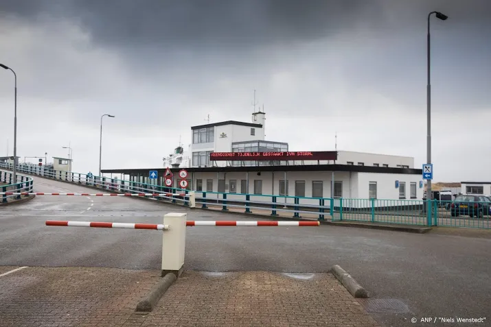 veerdiensten uit vaart door storm