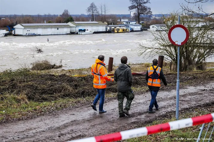 veerponten uit de vaart om hoogwater maas