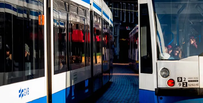 veertien gewonden door aanrijding bus en tram