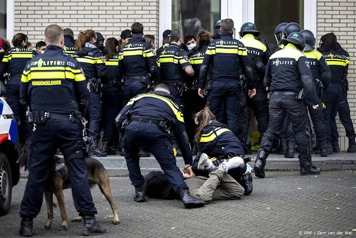 veertien mensen veroordeeld voor bestormen opcw gebouw den haag