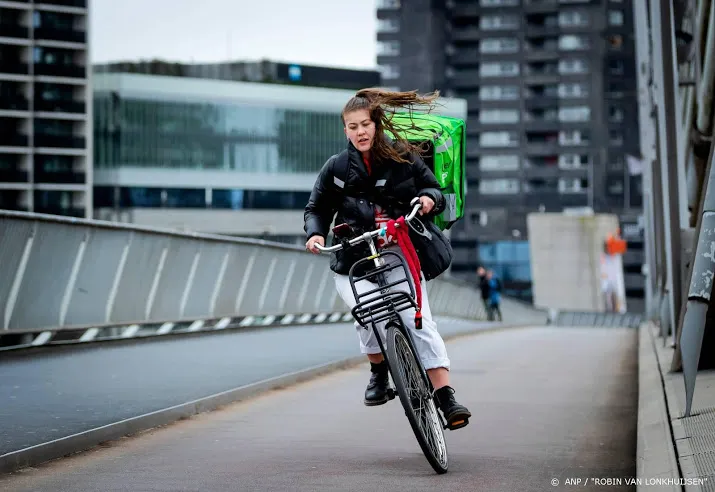 veertig woningen ontruimd vanwege losgeraakt stuk dak rotterdam