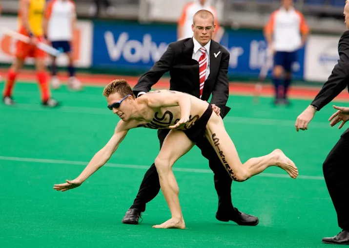 vegan streaker gewond tijdens stierengevecht