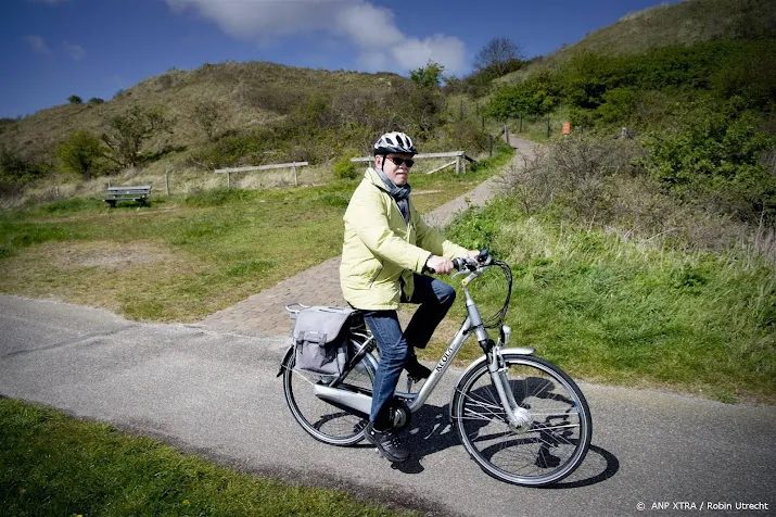 veilig verkeer nederland fietshelm op en snelheid omlaag