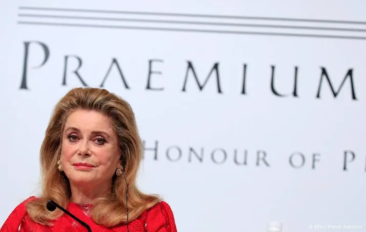 veiling ontwerpen saint laurent voor deneuve