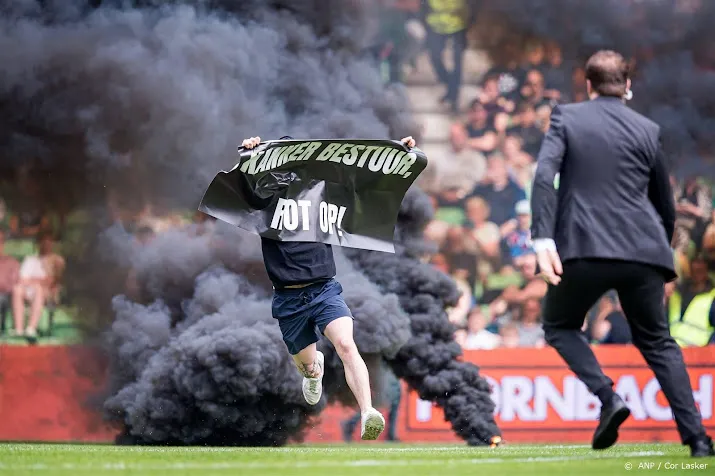veldbestormer bij gestaakt duel fc groningen ajax vrijgelaten