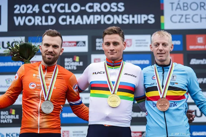 veldrijder nieuwenhuis overtreft eigen verwachtingen met wk zilver