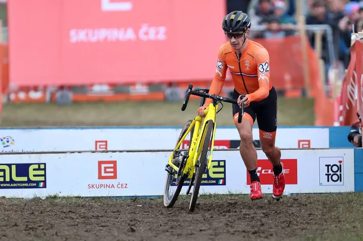 veldrijder van der haar neemt even rust
