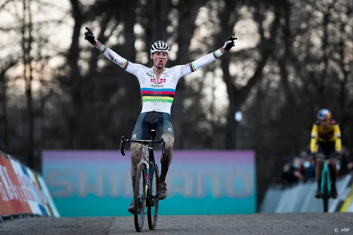veldrijder van der poel wint met overmacht in essen