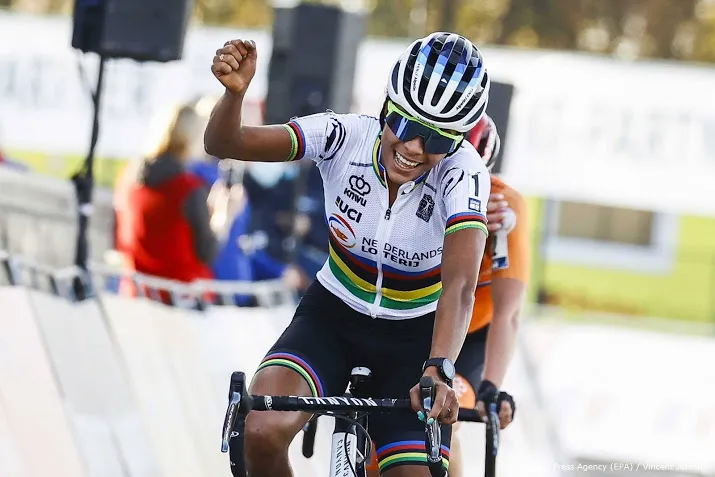 veldrijdster alvarado pakt op de valreep wereldbekerzege