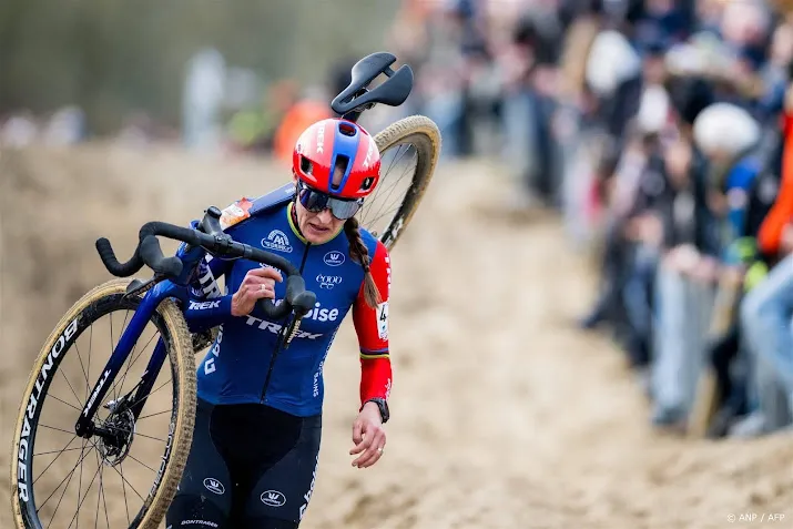 veldrijdster brand doet met gebroken neus mee aan nk