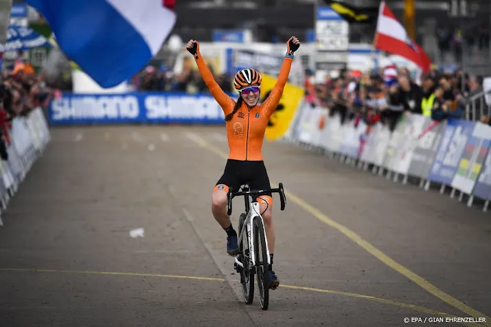 veldrijdster van anrooij pakt in gavere tweede wereldbekerzege