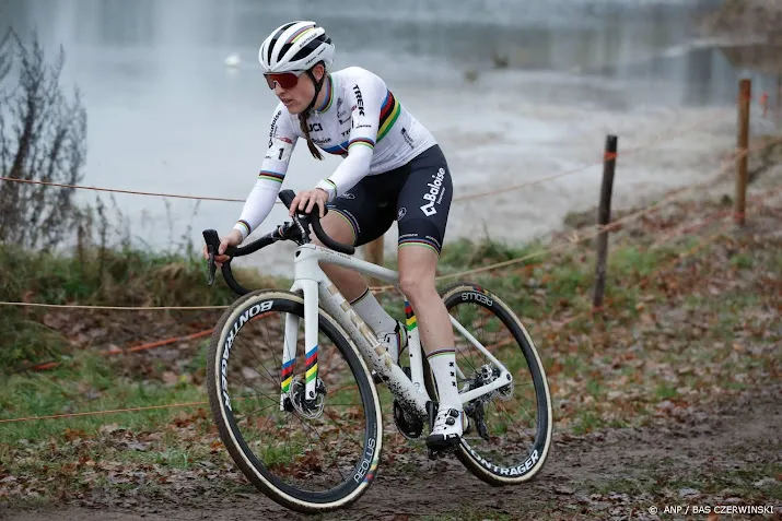 veldrijdsters strijden om wereldtitel op mogelijk glad parcours