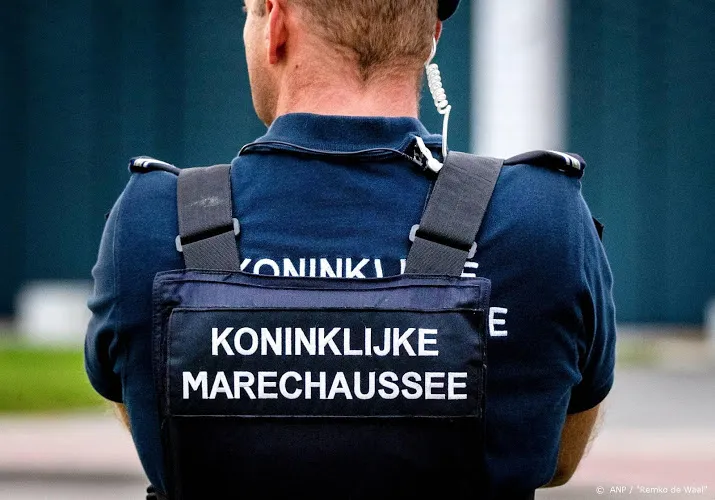 verdacht pakketje in auto bij schiphol gevonden