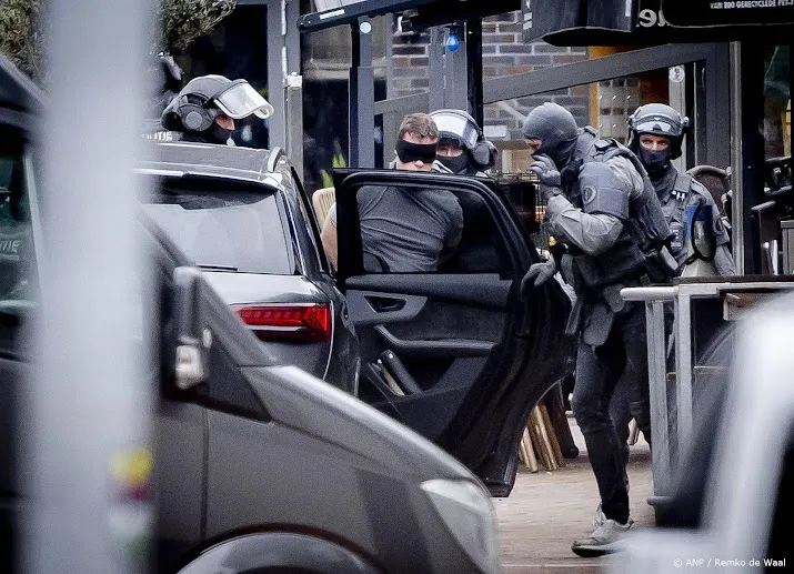verdachte gijzeling ede had messen bij zich tas wordt onderzocht