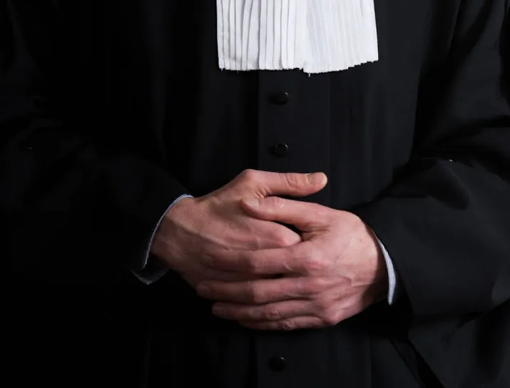 verdachte in rechtszaal aangevallen