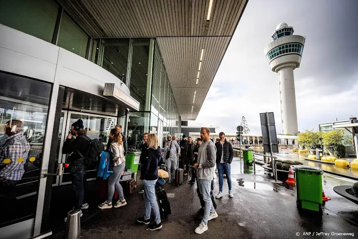 verdachte situatie op schiphol plaza omgeving afgezet