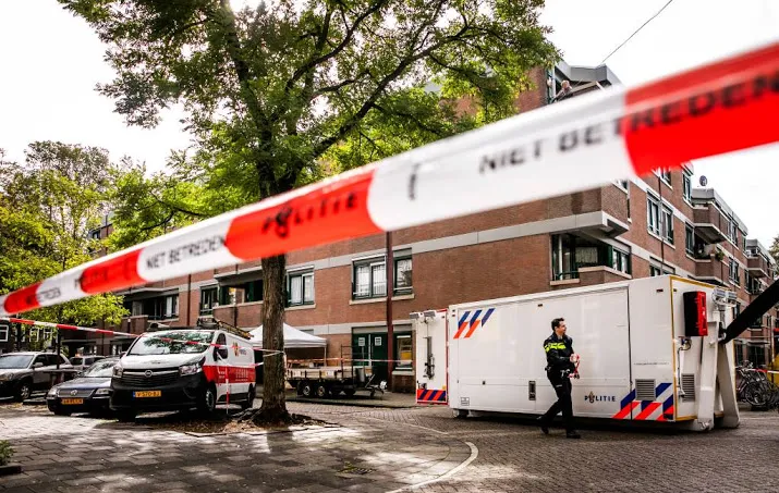 verdachte staatsliedenbuurt droeg plaksnor