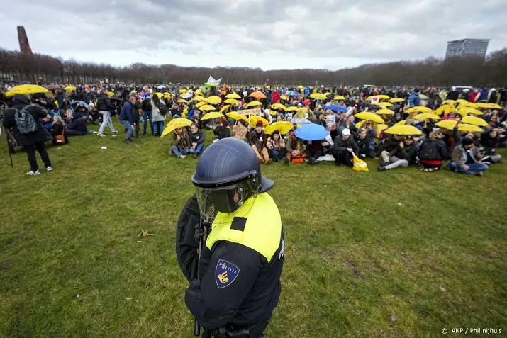 verdachte van schoppen politiehond malieveld voor de rechter