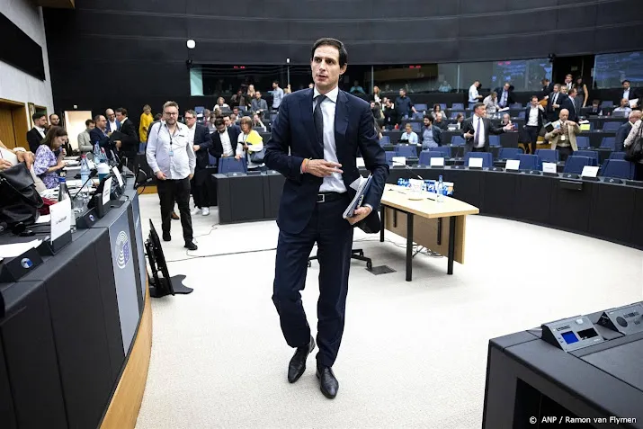verdeeld eu parlement laat wopke hoekstra nog extra dag wachten