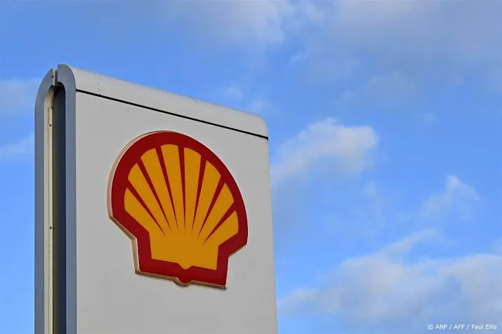 vergadering shell begint met protestlied