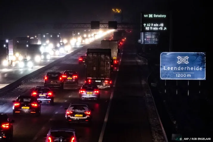 verkeer moet opletten het kan glad zijn op de weg