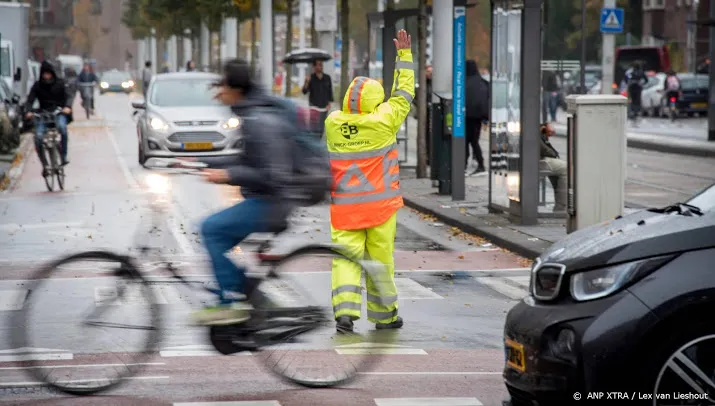 verkeersregelaar overleden na valpartij
