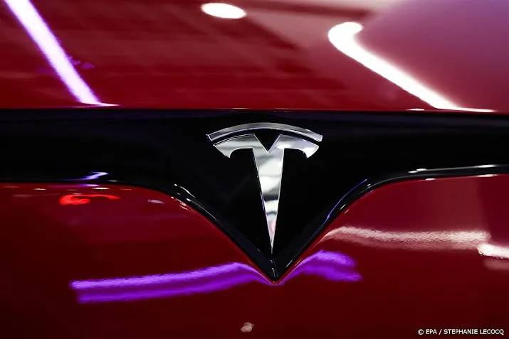 verkeerstoezichthouder vs onderzoekt losrakende tesla sturen
