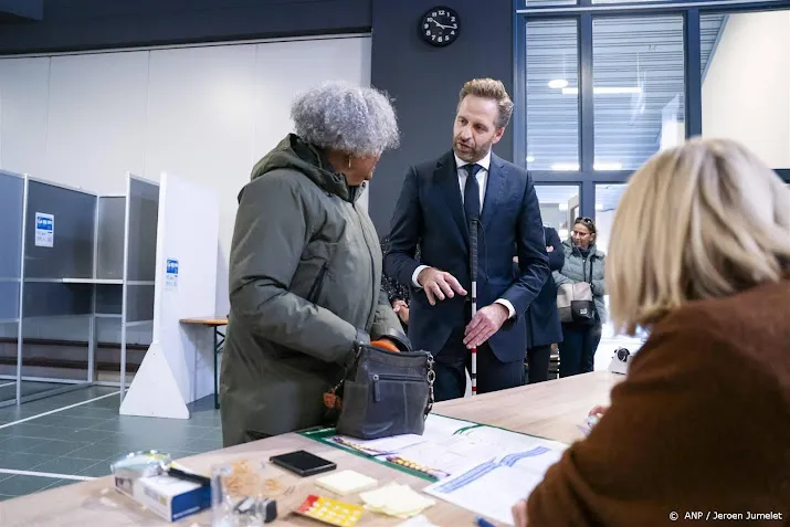 verkiezingsminister de jonge op tournee langs stembureaus