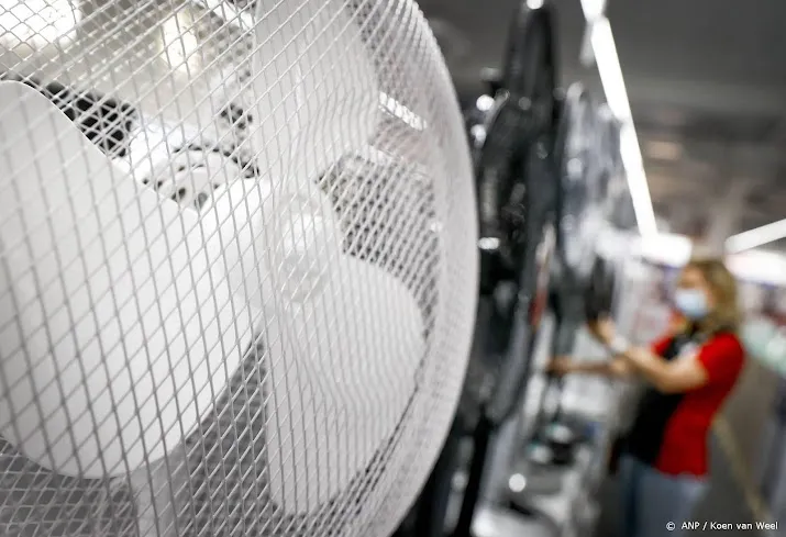 verkoop ventilatoren en zwembadjes stijgt vanwege warme dagen