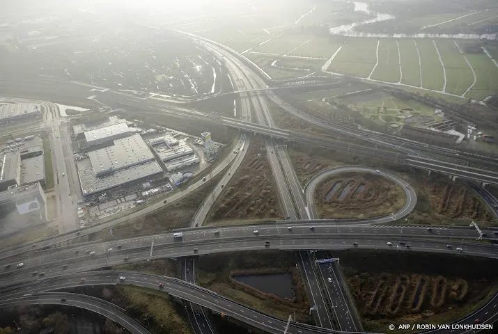 verloren betonblokken hinderen verkeer op de a10