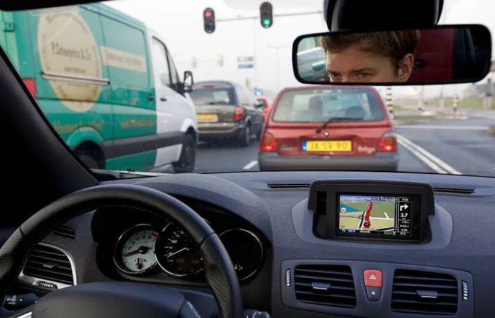 vermoeid in auto te vergelijken met slok op