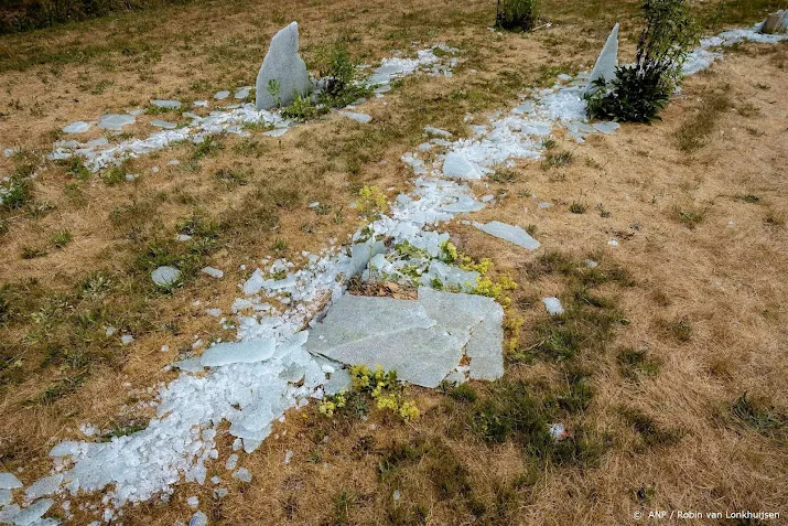 vernield monument voor overleden kankerpatienten wordt herbouwd