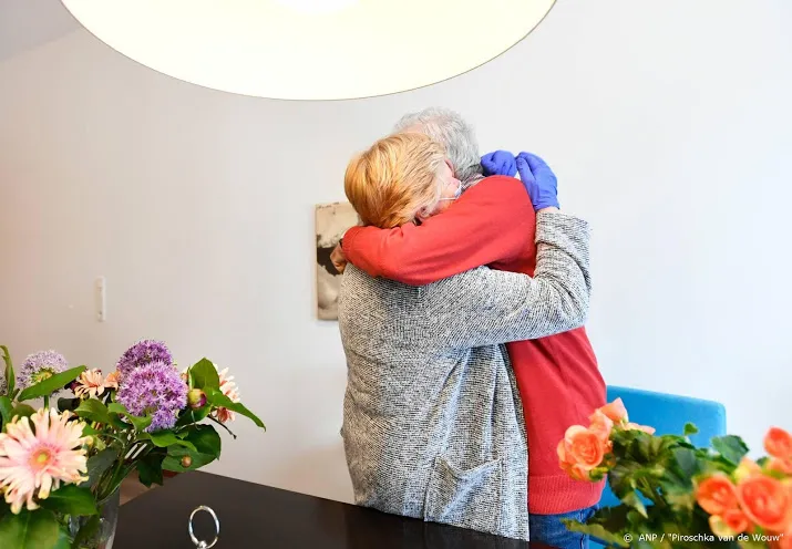 verpleeghuizen mogen een bezoeker per bewoner toelaten