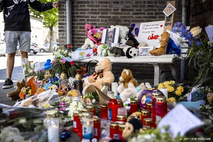 verslagenheid en zee van bloemen bij huis gino in maastricht