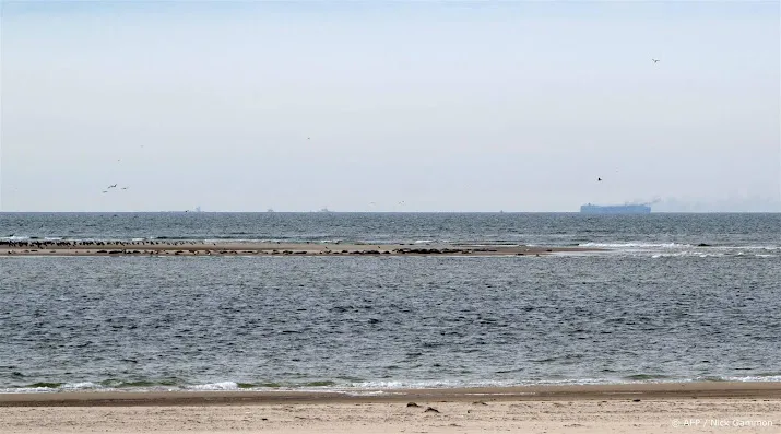 verslepen brandend vrachtschip naar tijdelijke locatie begonnen