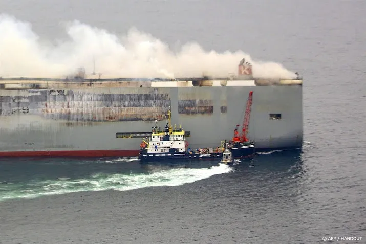 verslepen brandend vrachtschip voorlopig afgeblazen