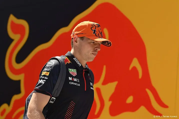 verstappen blijft binnen in training perez crasht in hongarije