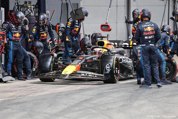 verstappen blijft norris nipt voor en wint opnieuw gp van spanje