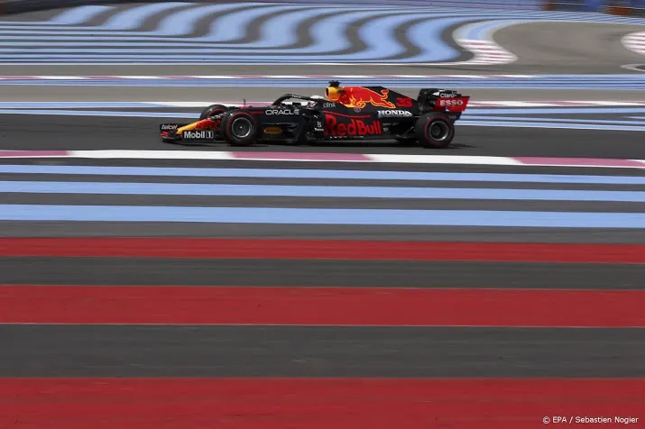 verstappen derde achter mercedessen in eerste training