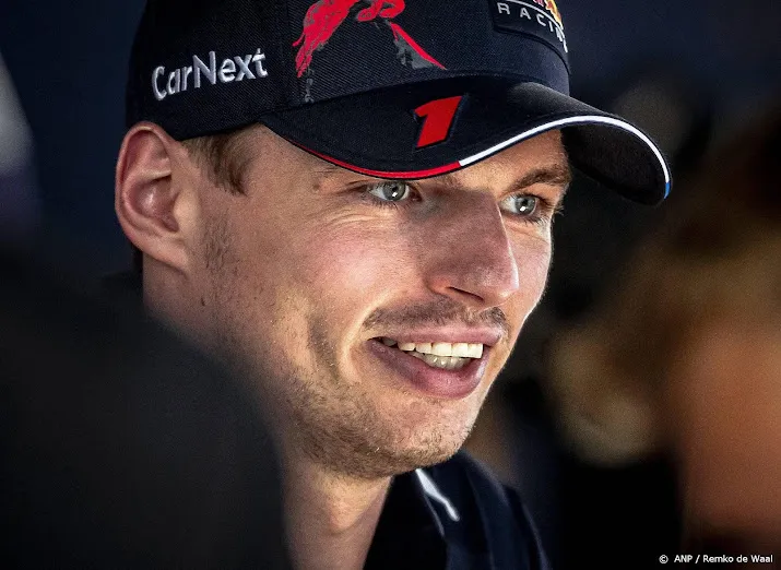 verstappen gaat met logo van sponsor viaplay op helm rijden