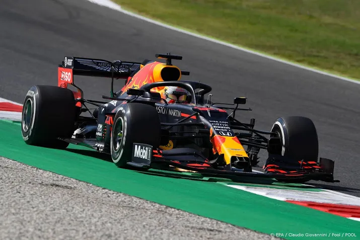 verstappen houdt mercedessen goed bij in trainingen