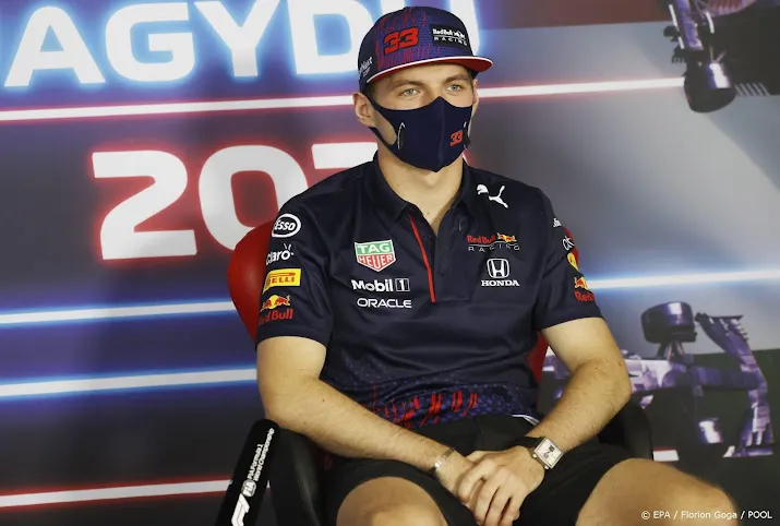 verstappen in boedapest gebombardeerd met vragen over crash
