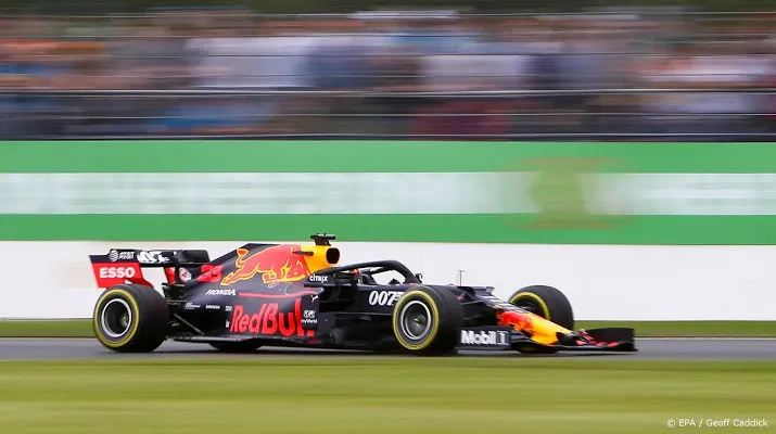 verstappen jaagt op mercedes op silverstone